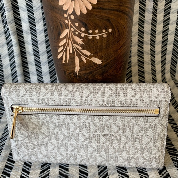 Michael Kors Jet Travel Carryall Trifold Wallet - Picture 3 of 8